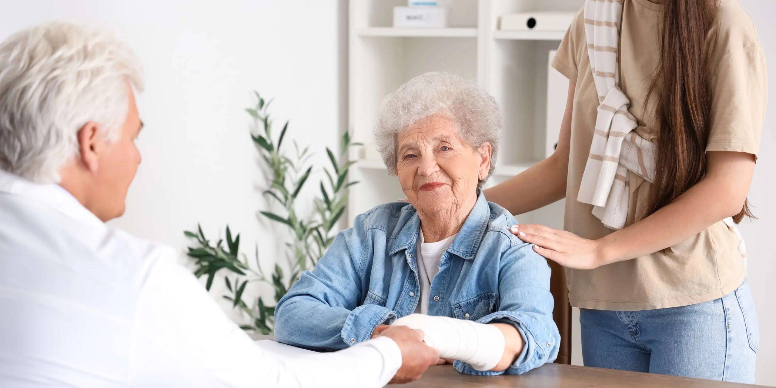 Ärztliche Betreuung einer älteren Patientin im Alltag