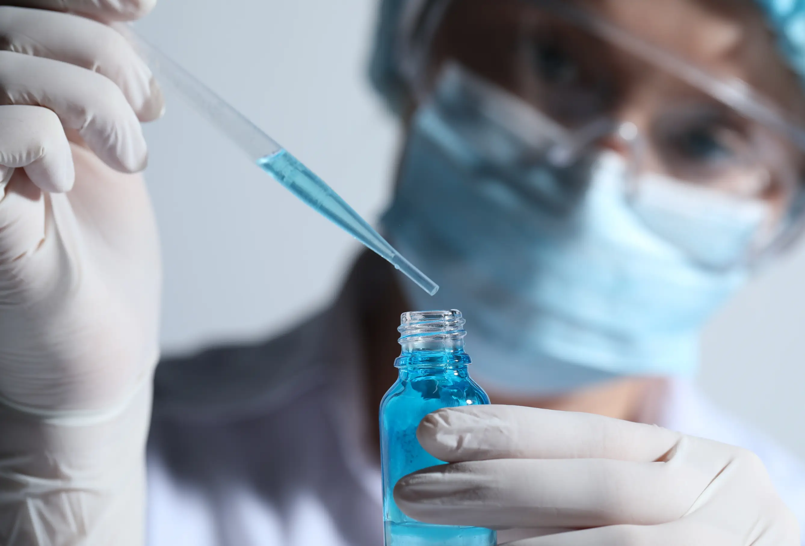 Laborarbeit mit Pipette und Flüssigprobe