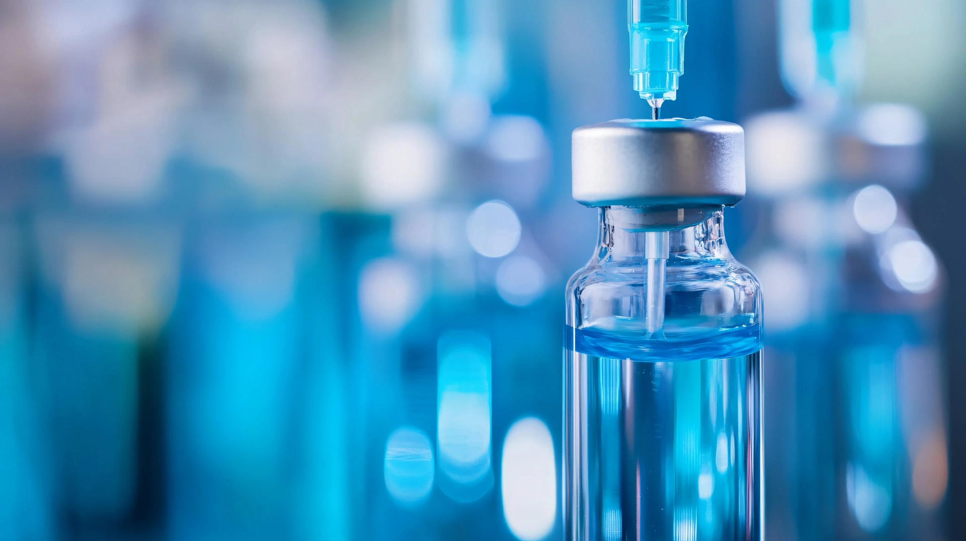 Abfüllung eines pharmazeutischen Wirkstoffs in eine Glasampulle im Labor