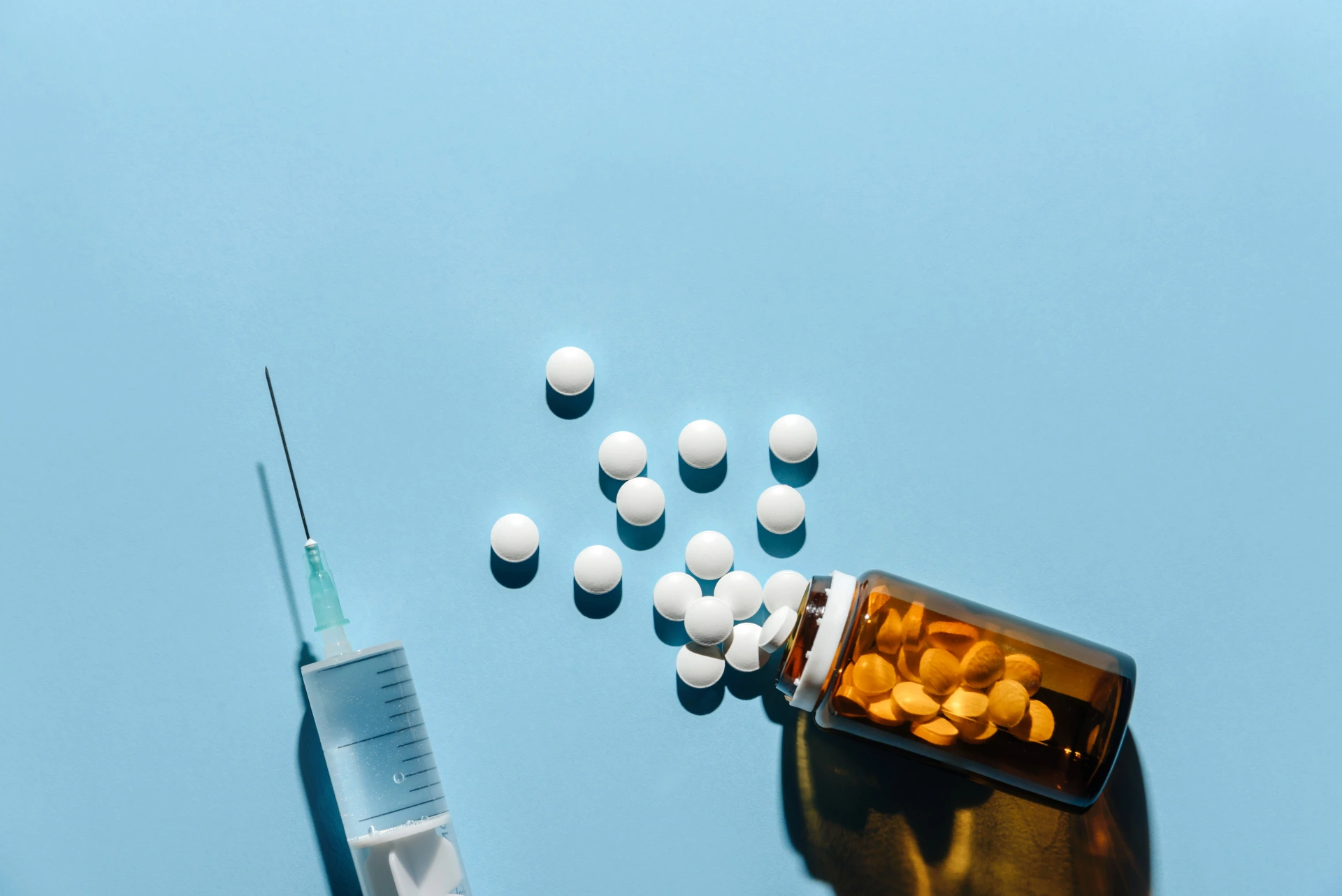 Medikamente mit Tabletten und Injektionsspritze