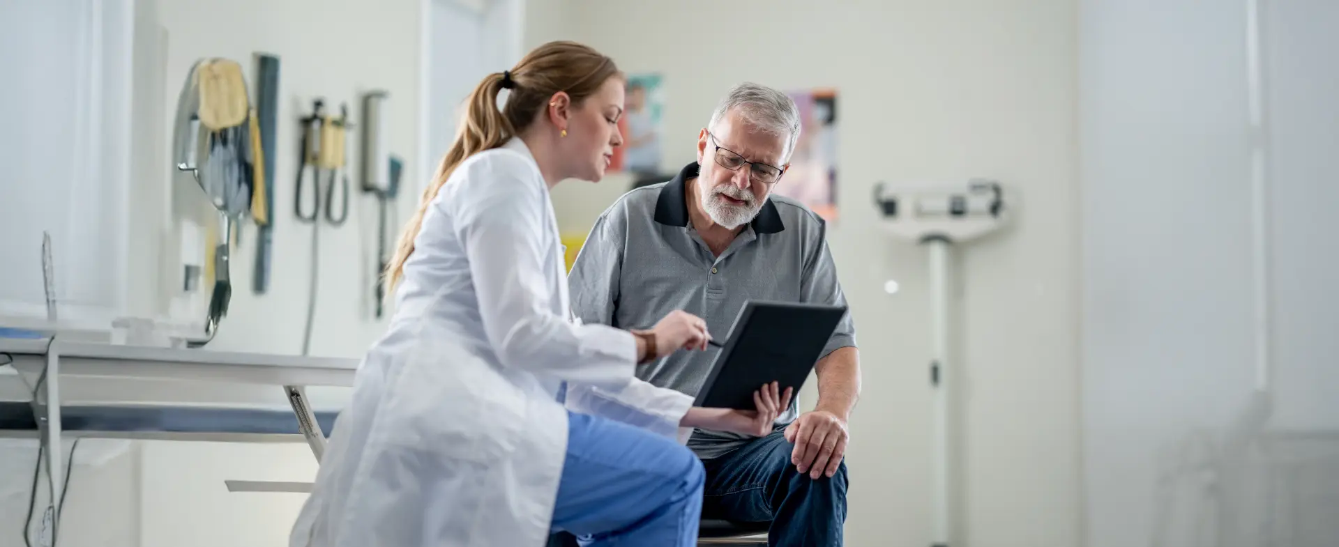 Ärztin berät älteren Patienten in der medizinischen Praxis