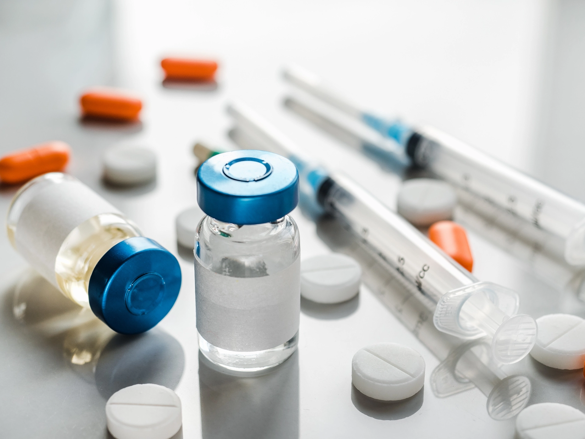 Spritzen und Arzneimittelampullen für medizinische Behandlung